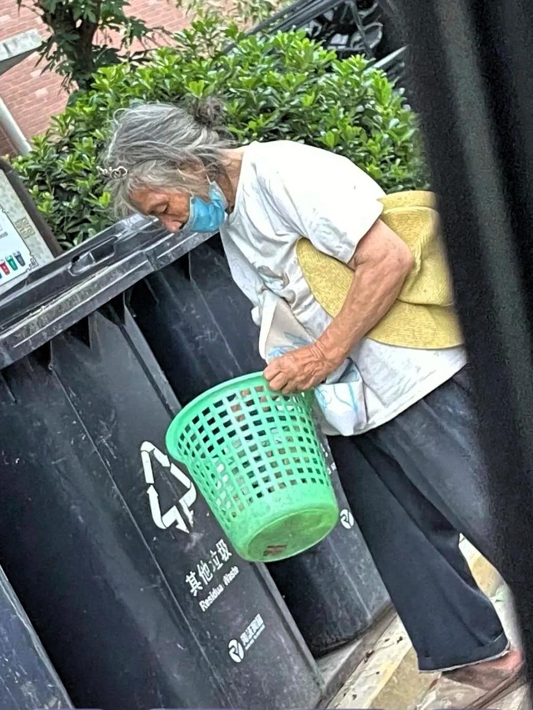 我发现，现在小区里翻垃圾桶的老人，真的越来越多了，不分高档小区还是普通小区，早已