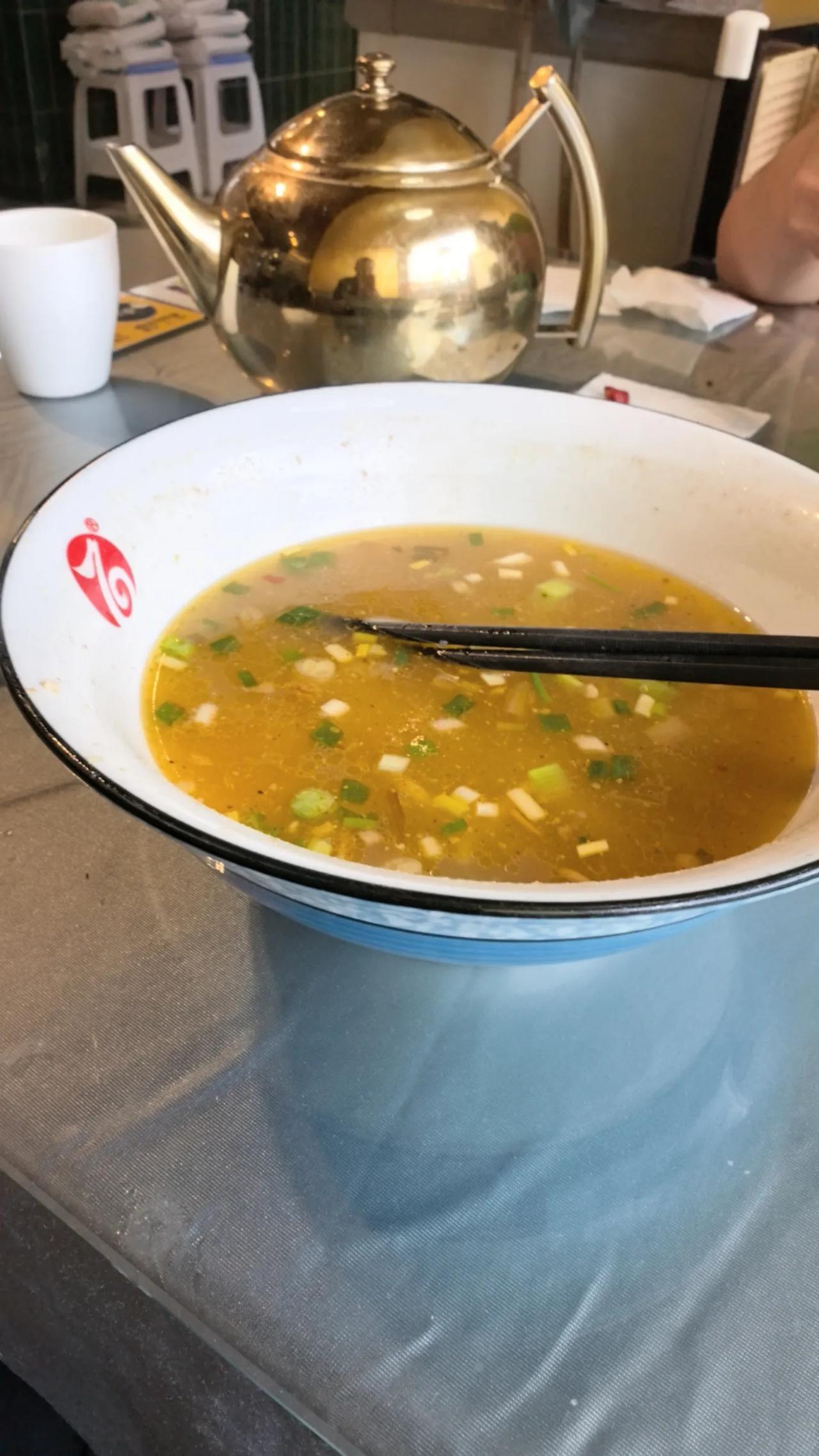 呼和浩特市的饸烙面还是很受欢迎的。昨天中午，来到呼和浩特市赛罕区东影南路的一家饸