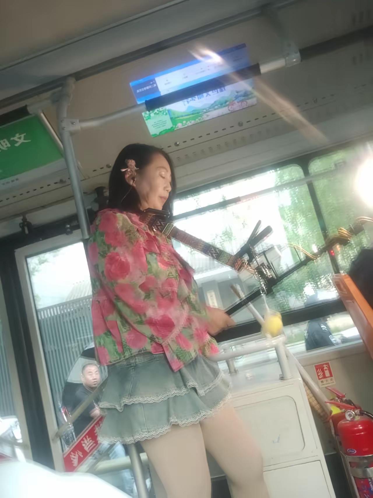 这穿搭真的是需要很大的勇气，你看看给后面玻璃上的大哥眼睛都直了，这大姐年轻的时候