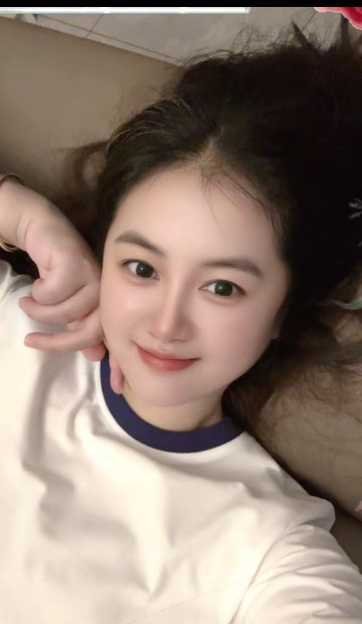 时间不会回头，生活没有如果，我们唯一能做的就是珍惜现在，活在当下过，去的事交给岁