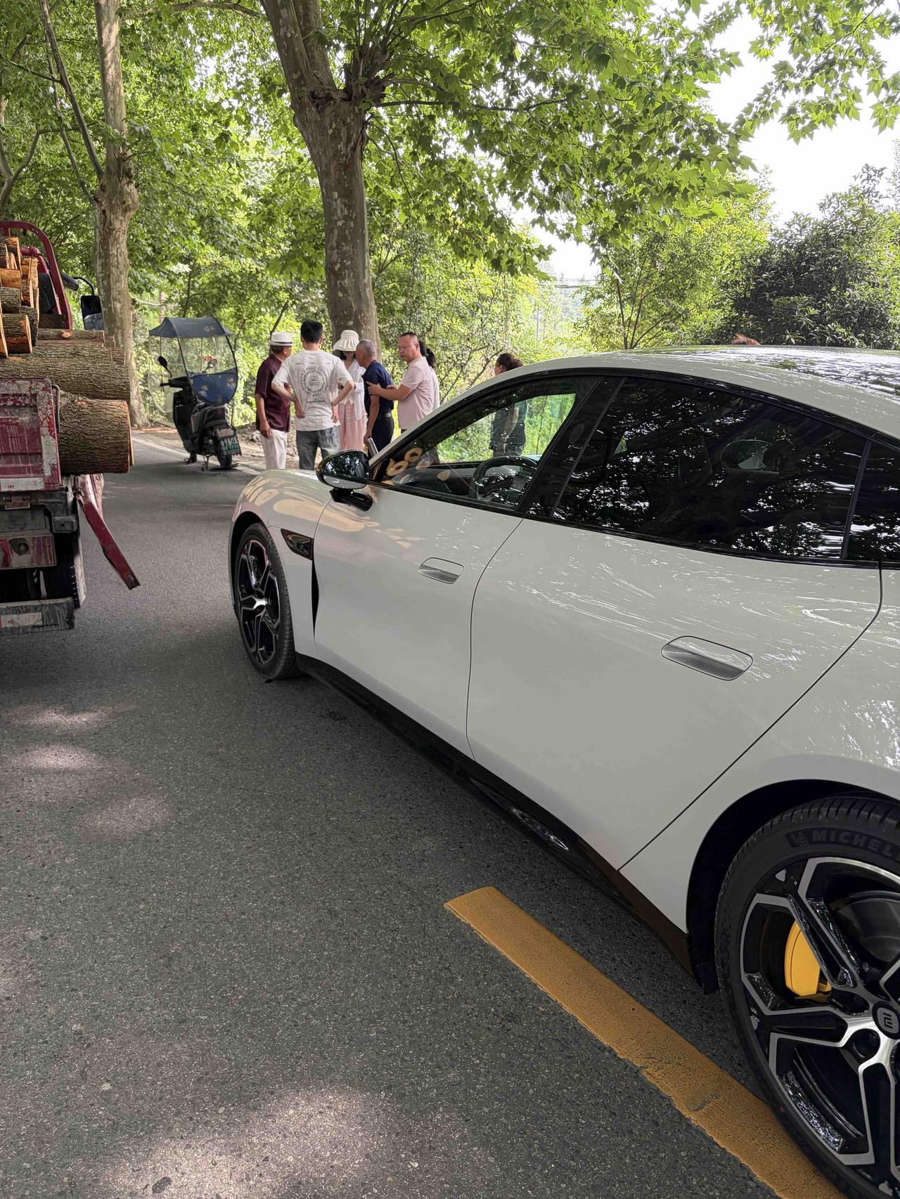 交通事故，不知道这是什么车？交通事故随手拍 路中车祸