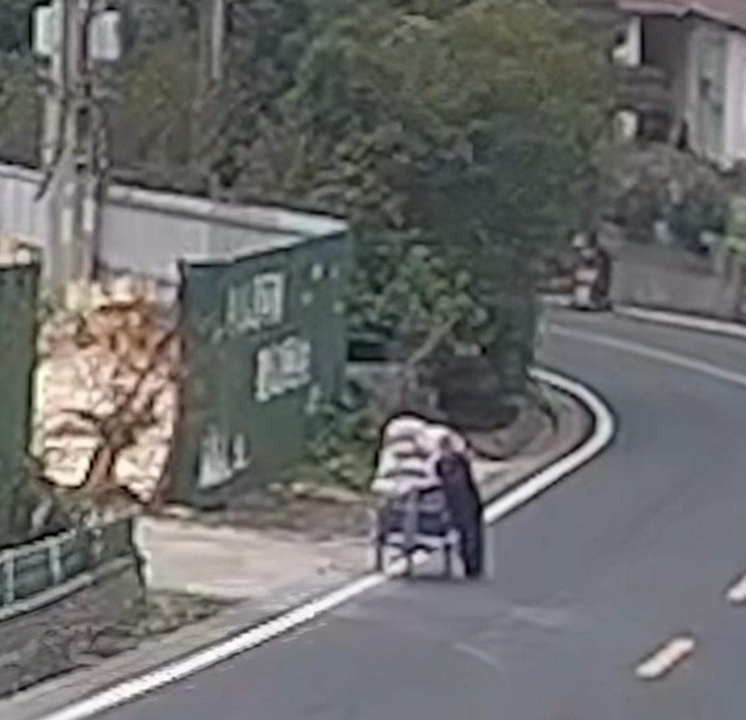 暖心一幕！众人合力帮老人推粮车回家
 
近日，湖北襄阳一段温暖的视频在网络传播，
