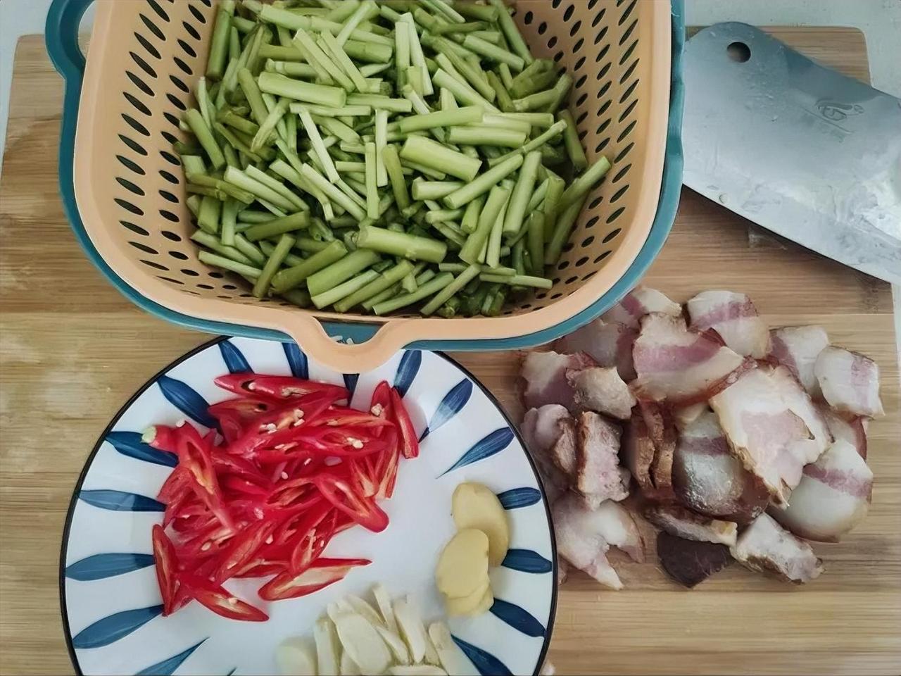 春日鲜食黎毫，江西人舌尖上的山野珍味
 
黎毫是江西特色时令野菜，形似细芽、身披