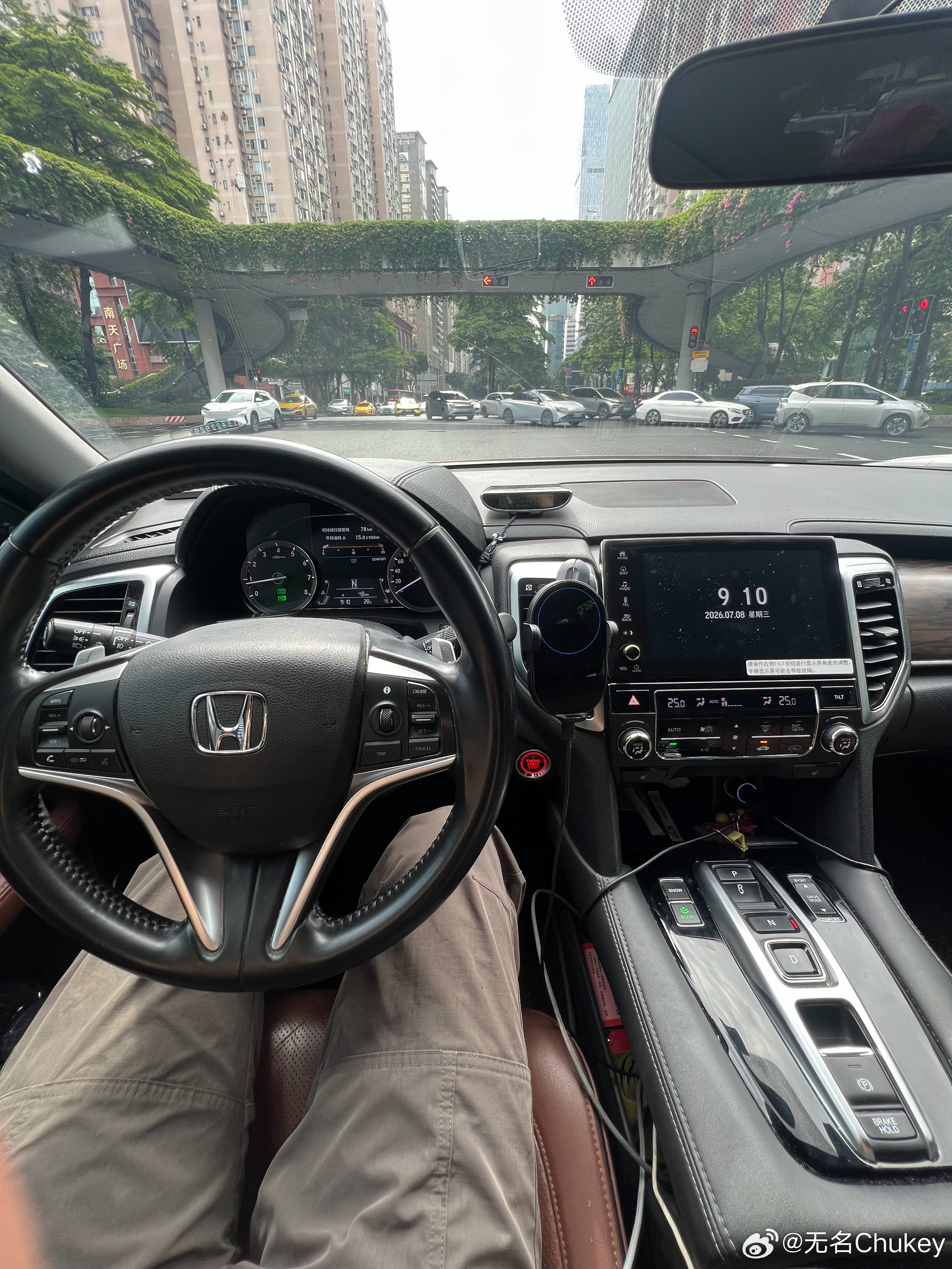 其实这个9AT也没有很差啊，开着我觉得是正常的，99%情况是平顺的，没啥毛病啊只