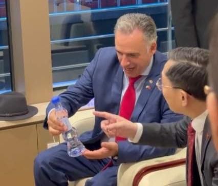 惊奇！用这个词来形容乌拉圭总统奥尔西的访华之旅，再合适不过了。

奥尔西访华过程