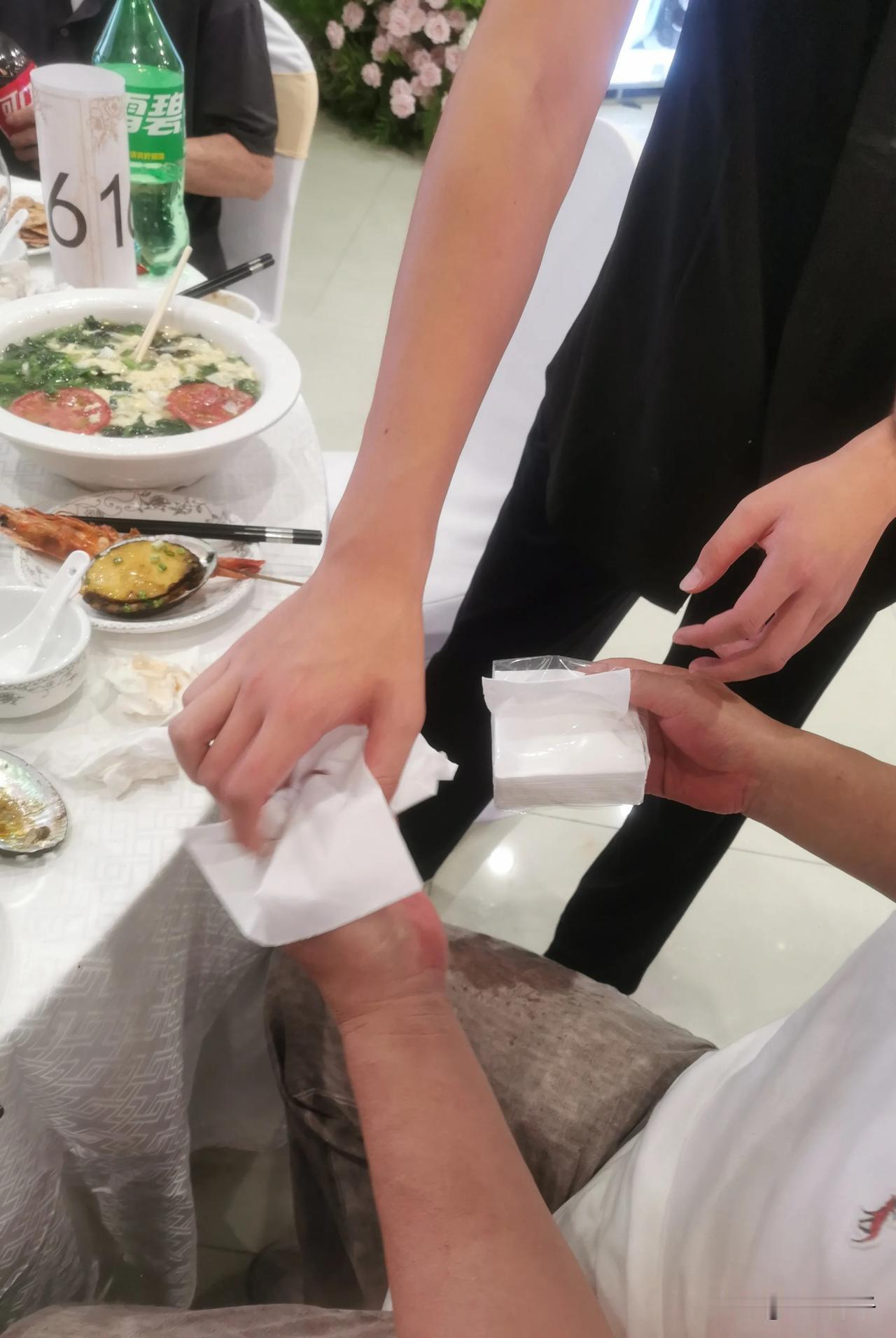酒席遇到尴尬事！

昨天中午参加一个婚礼，该酒店规格还是比较高的，负责我们这桌上