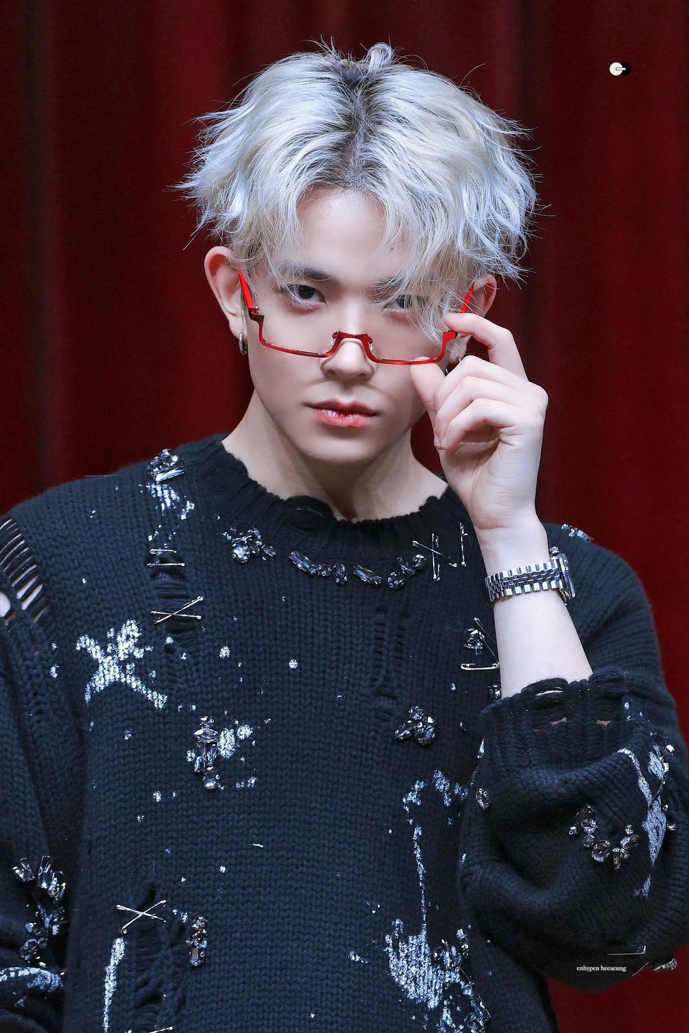 之前看nodoubt那个视频就说李羲承戴表好苏好好看，现在看清楚了我家哥哥带的是