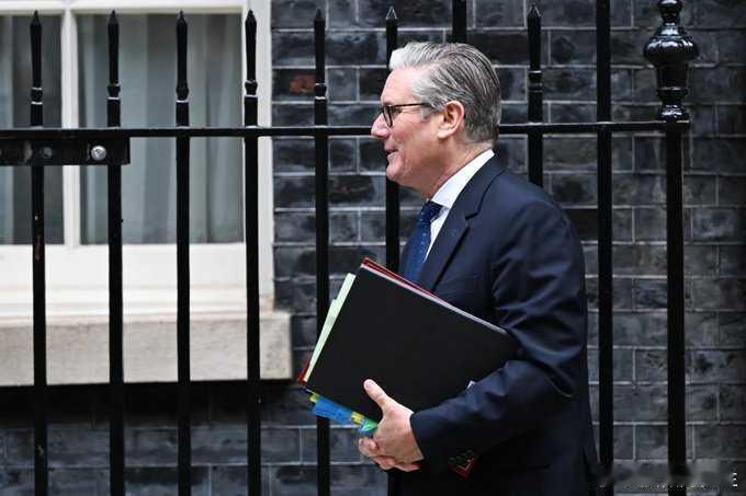 斯塔默辞职 英国首相斯塔默明天早上将向全国发表讲话，预计将辞去首相职务，把烂摊子