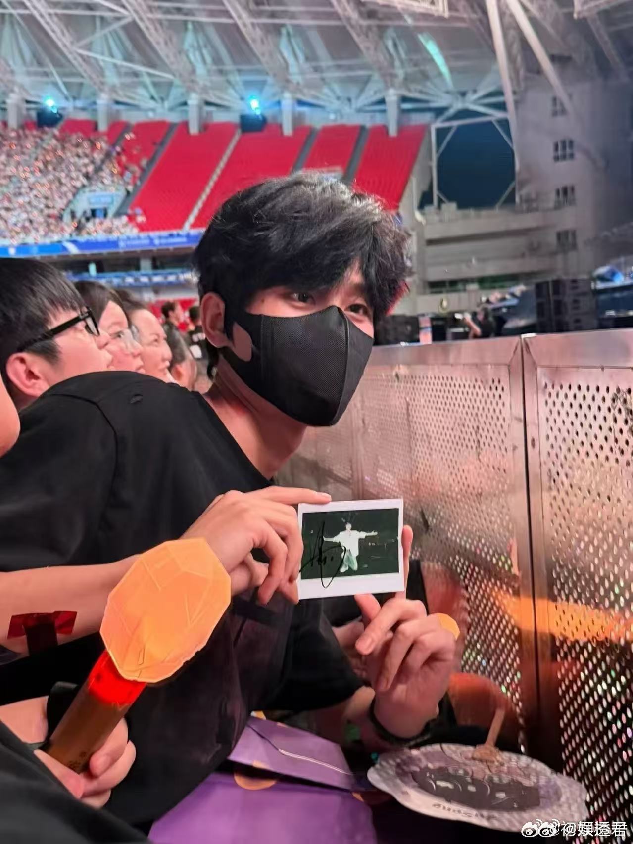 许嵩点歌抽到了王翊恩 武汉演唱会名场面诞生！许嵩意外点到王翊恩同台合唱，两人交流
