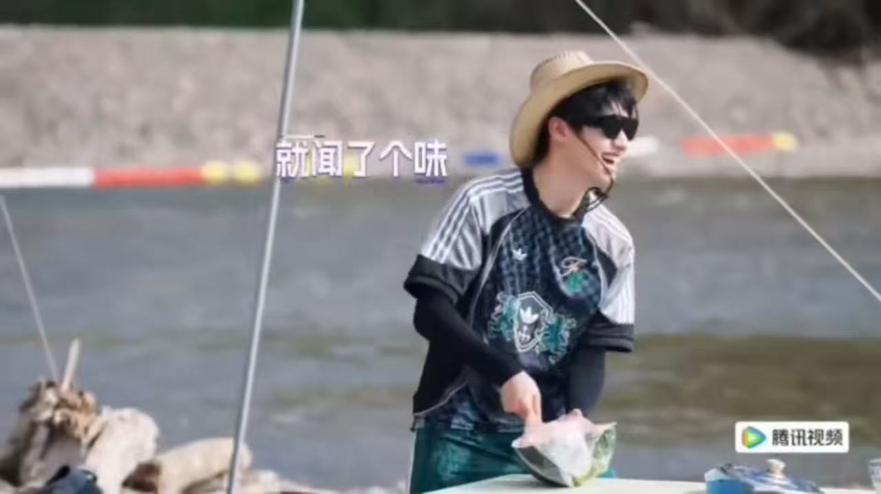 朱志鑫这下真白忙活！西瓜当前贪心舀满勺，重量劝退手速，倒计时完结零入口。鼻子闻味