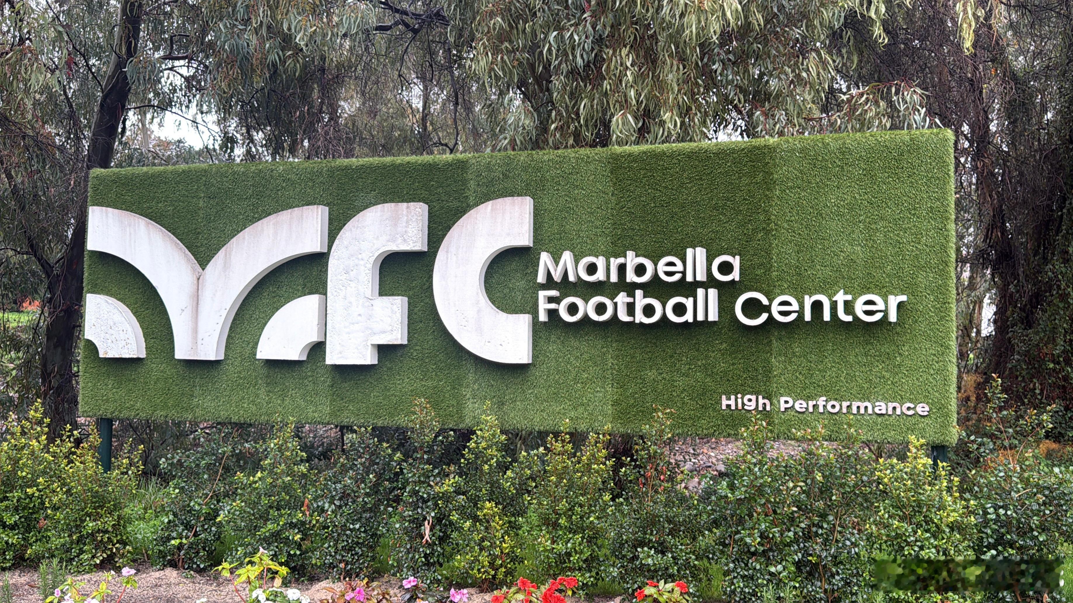 昨天多特蒙德队训练换了一个场地，马贝拉足球中心，门口看到了一个各国语言写的foo