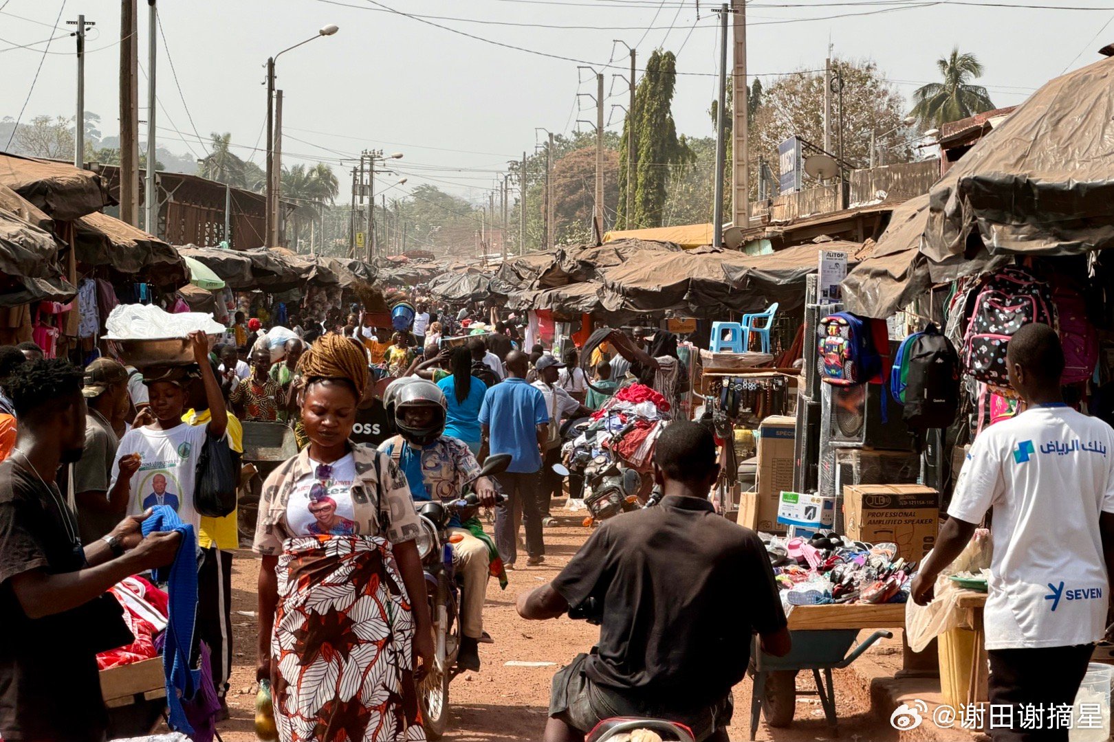 科特迪瓦的市场。这是边远城市曼的市场，脏乱差是基调，肉铺的剁刀声音很大而且此起彼