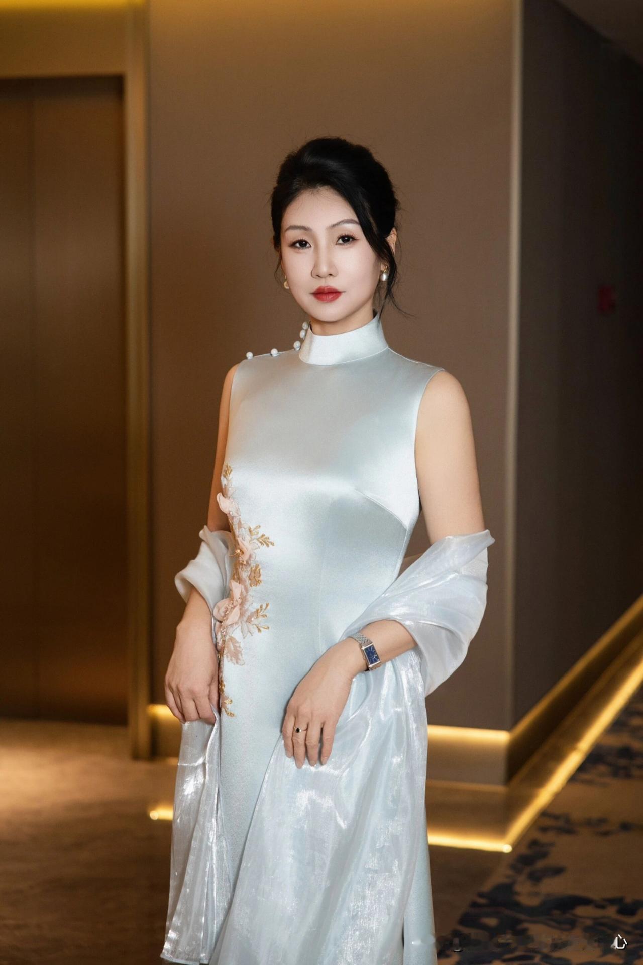 怎么穿搭会让人比较显温柔新中式旗袍高端私人定制旗袍礼服婚礼装什么叫有韵味的女人