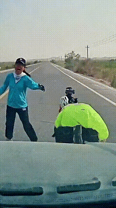 这种情况下，小车司机要如何应对才好？