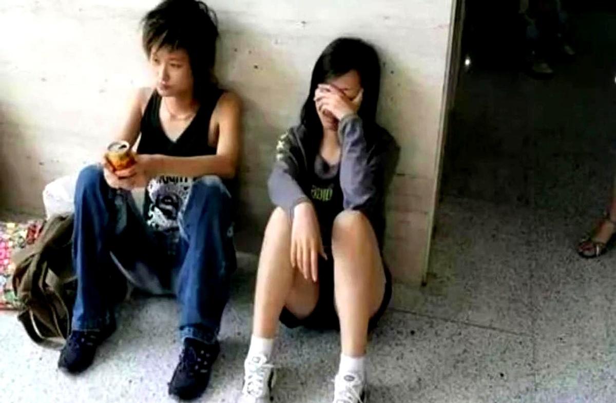 一张成都火车站的旧照，把李宇春和张靓颖拉回了原点。谁也没想到，当年并肩啃面包的两