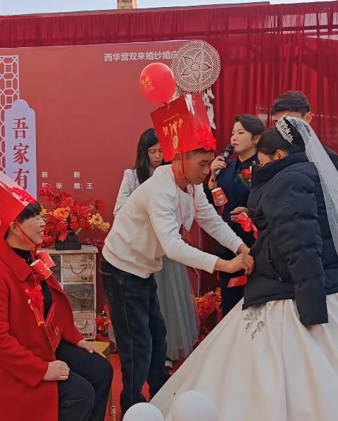 婚礼遇寒潮，寒风卷着凉意穿透婚纱，新娘裙摆单薄，忍不住瑟瑟发抖。身旁公公看在眼里