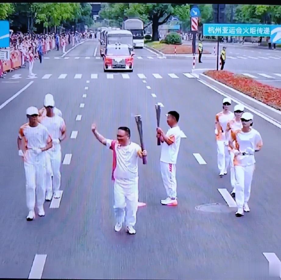 #杭州亚运会倒计时3天#全浙江地级市的火炬传递都看了，最大牌的第一棒火炬手是湖州
