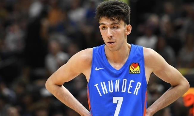火箭队完全可以去追逐雷霆队的明星中锋切特·霍姆格伦。有NBA专家施雷斯塔就建议火