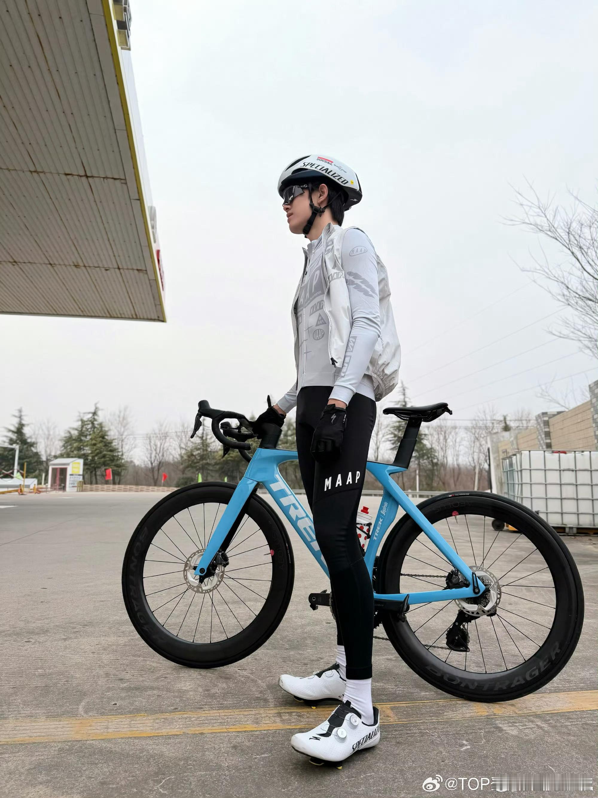 张极放假了想去骑行和露营张极有段时间没有骑行了张极彩排间隙的碎碎念好可爱！分享自