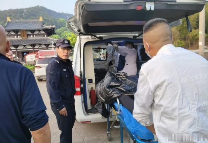 临海青年挺身而出泥滩救人临海青年见状不假思索冲入泥泞滩涂，在黏重淤泥中寸步难行、
