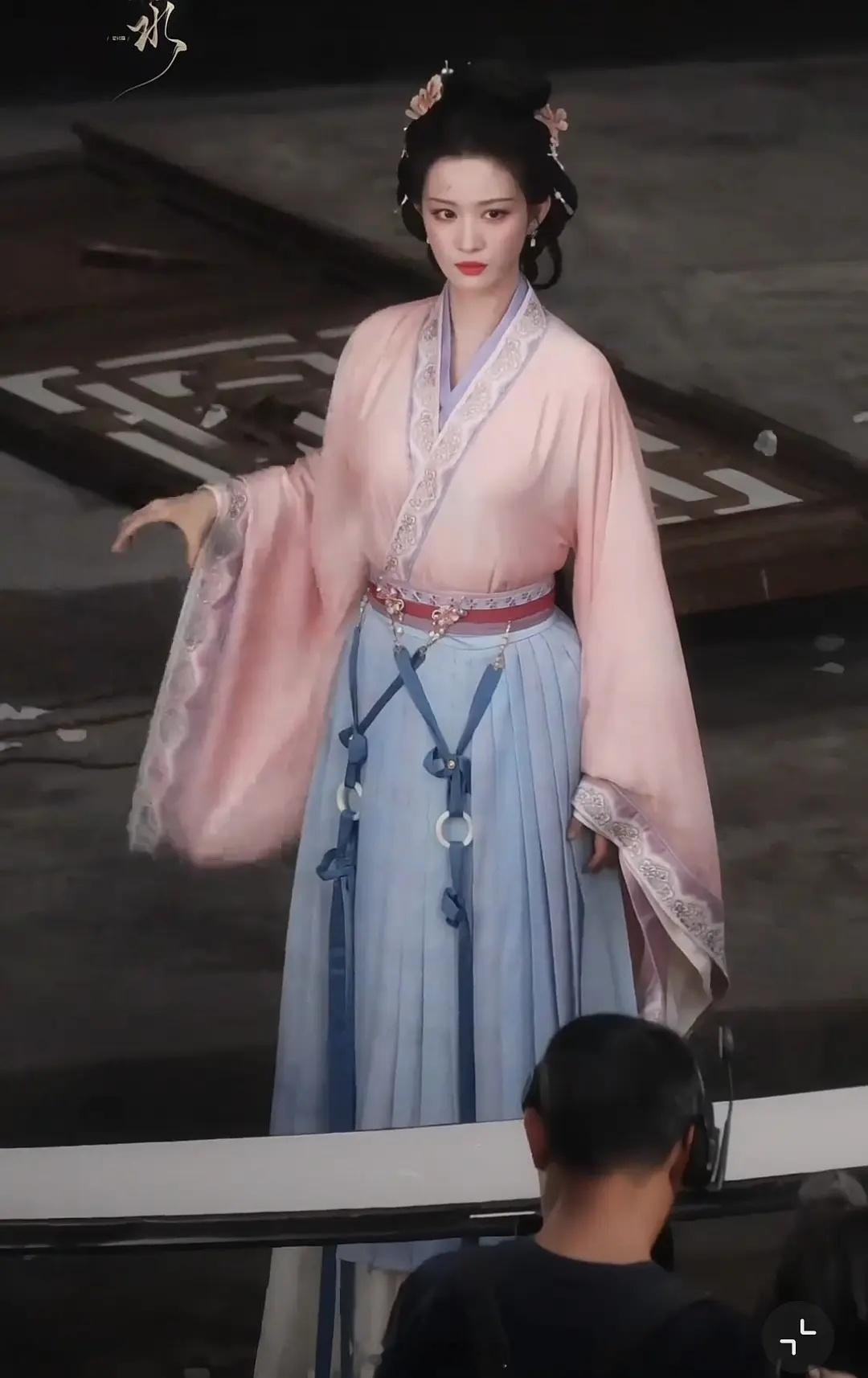 王楚然脸是好看的，就是腰那边衣服是不是厚重了点，显得下半身有点壮 
