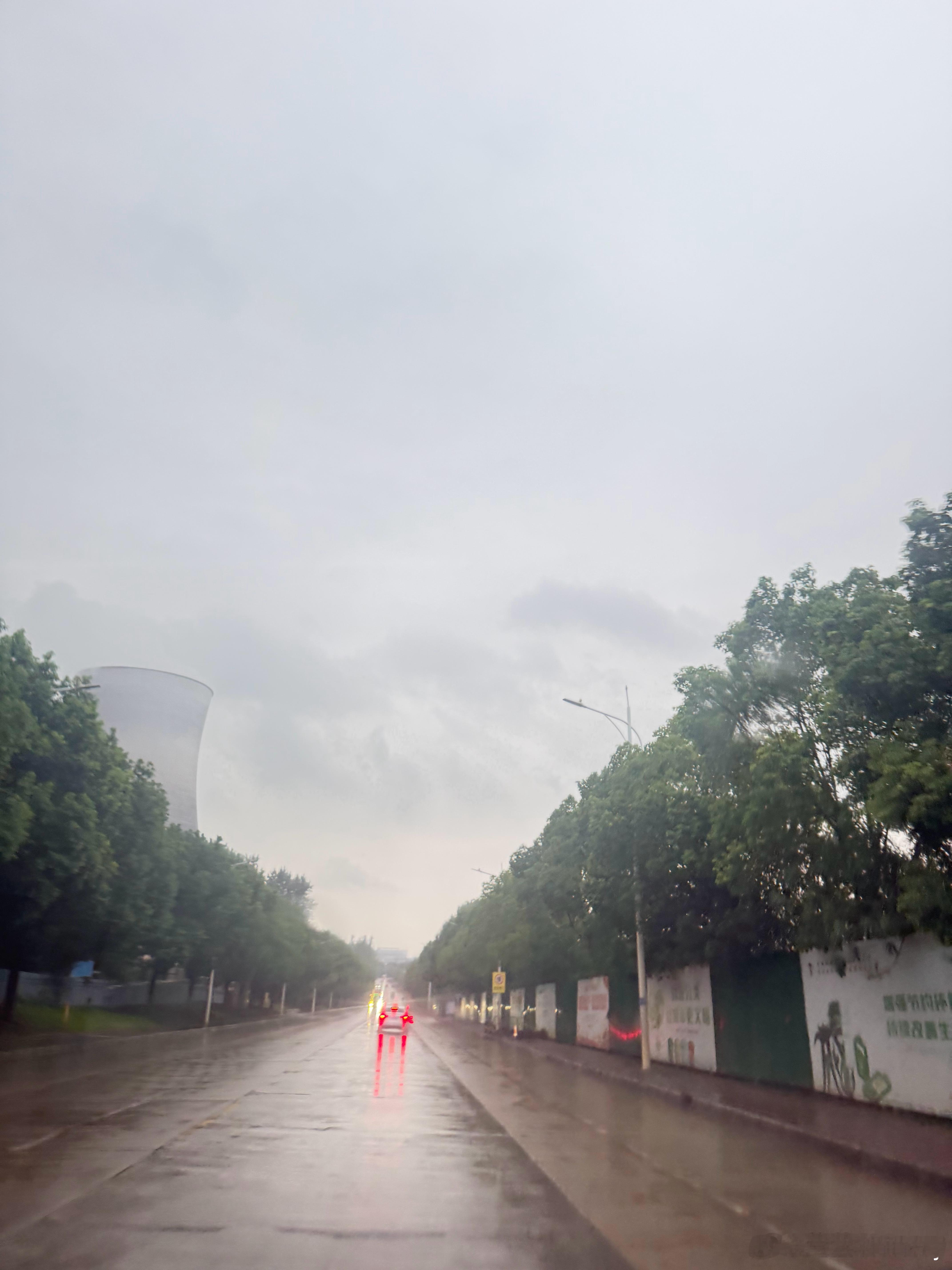 世界被雨声裹住，获得片刻喘息。接纳当下的阴雨，心怀期待，总会迎来澄澈晴空。 ​​