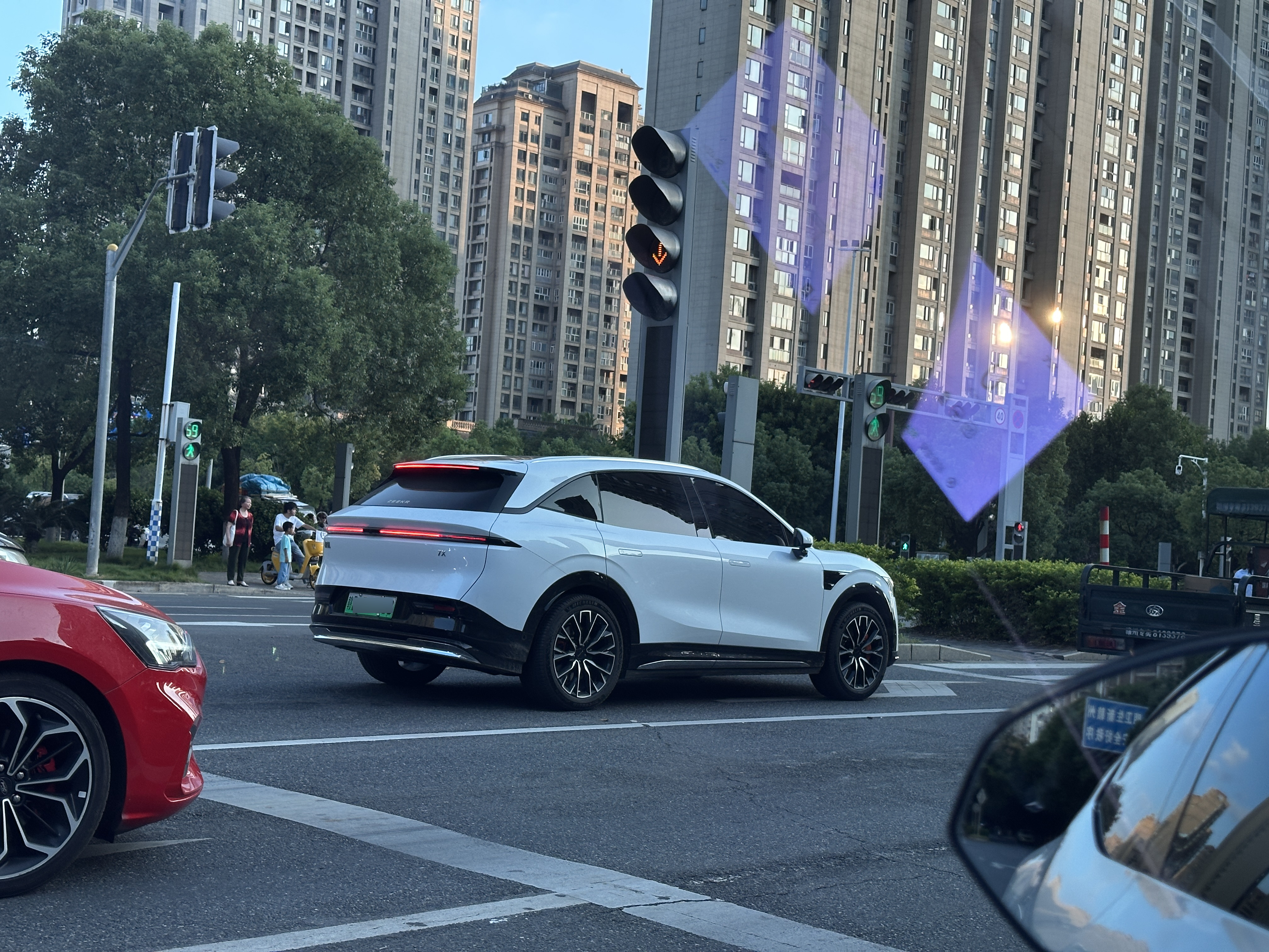 极氪7X累计大定已突破两万在我们这三线小城，路上看见三辆了昨晚回家，发现邻居也提