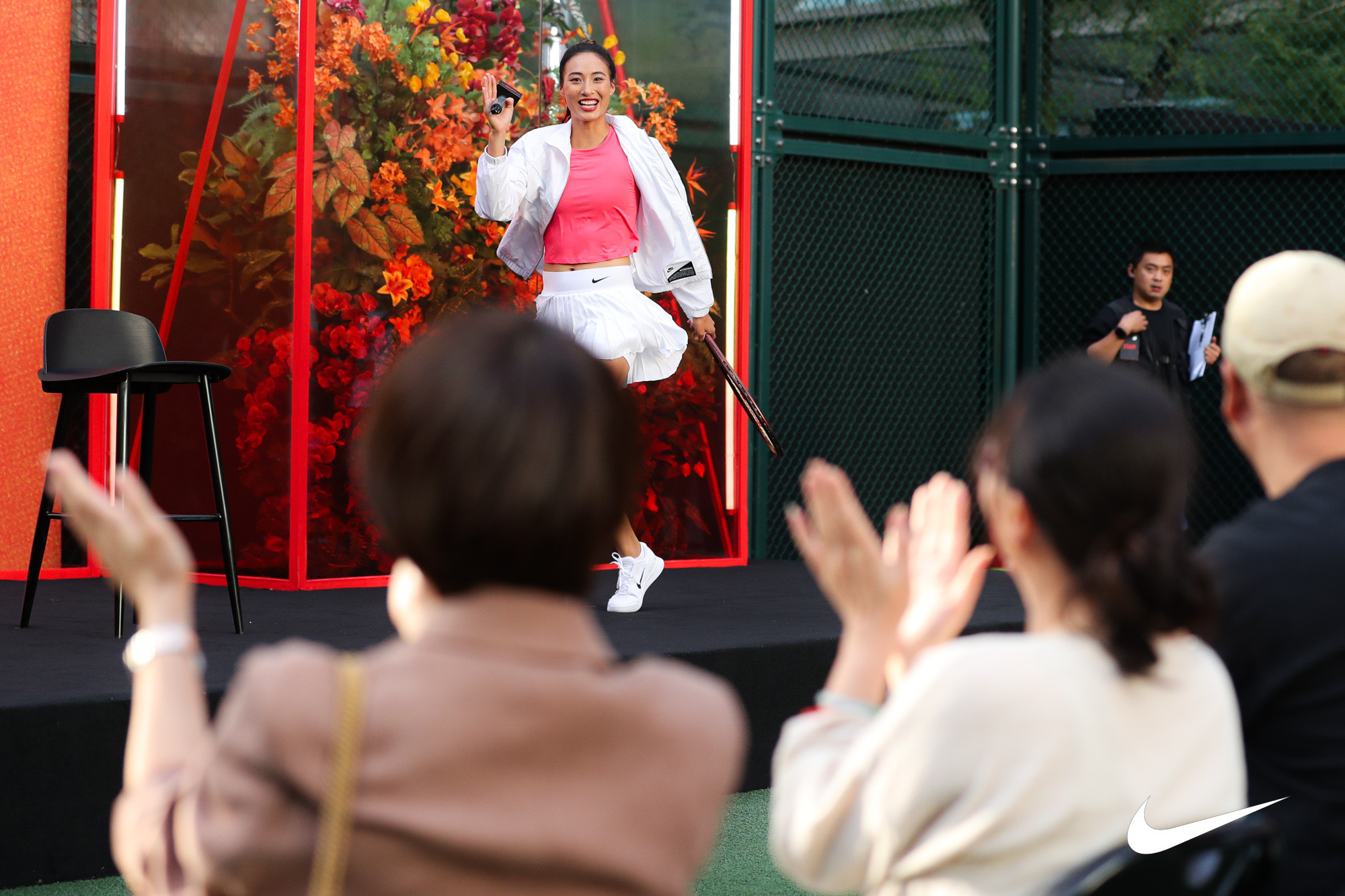 送上一组昨日郑钦文在北京出席Nike线下活动的美图，自信、开朗、活泼、美丽、大方