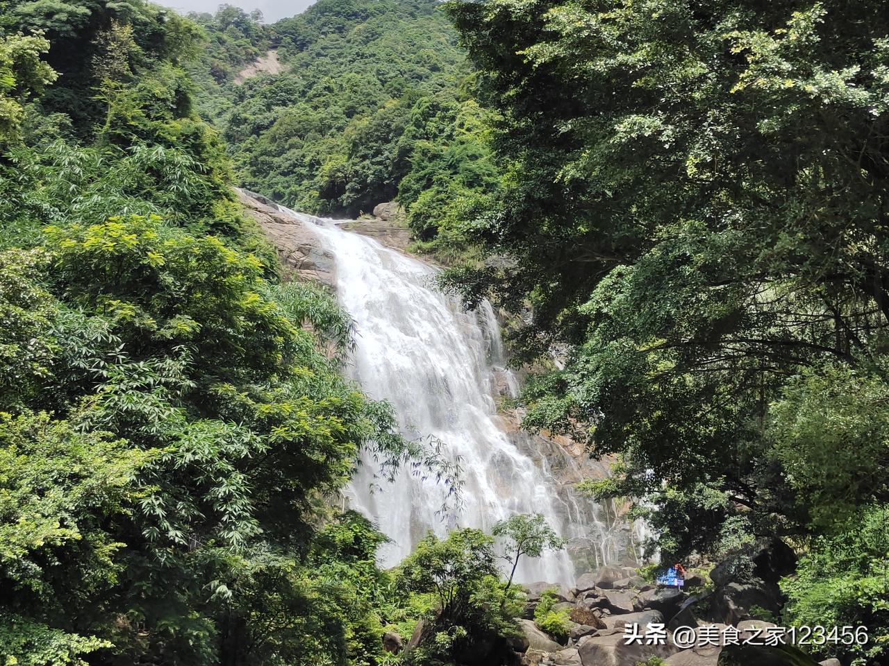 昨天去观音山龙潭瀑布玩水，但由于近几天多雨，水量大，当地政府怕危险出事，禁止进入