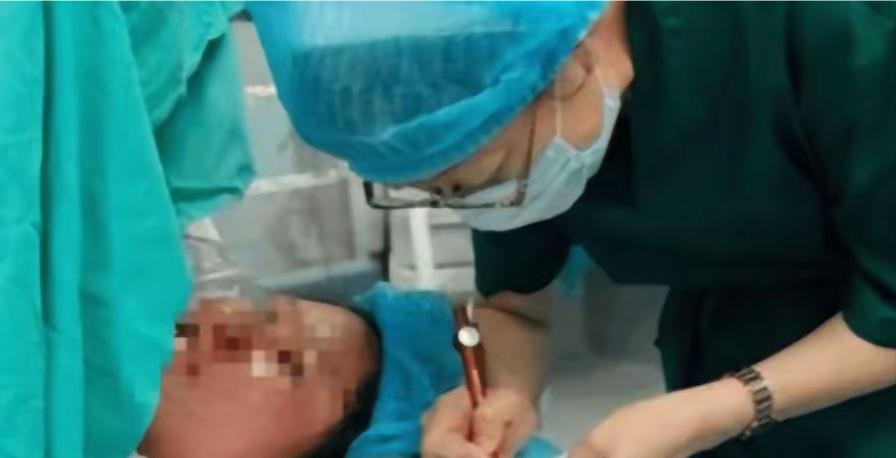 医生解开孕妇衣服的一瞬间，愣住了——她肚子上歪歪扭扭写着一行字：“如果有危险，请