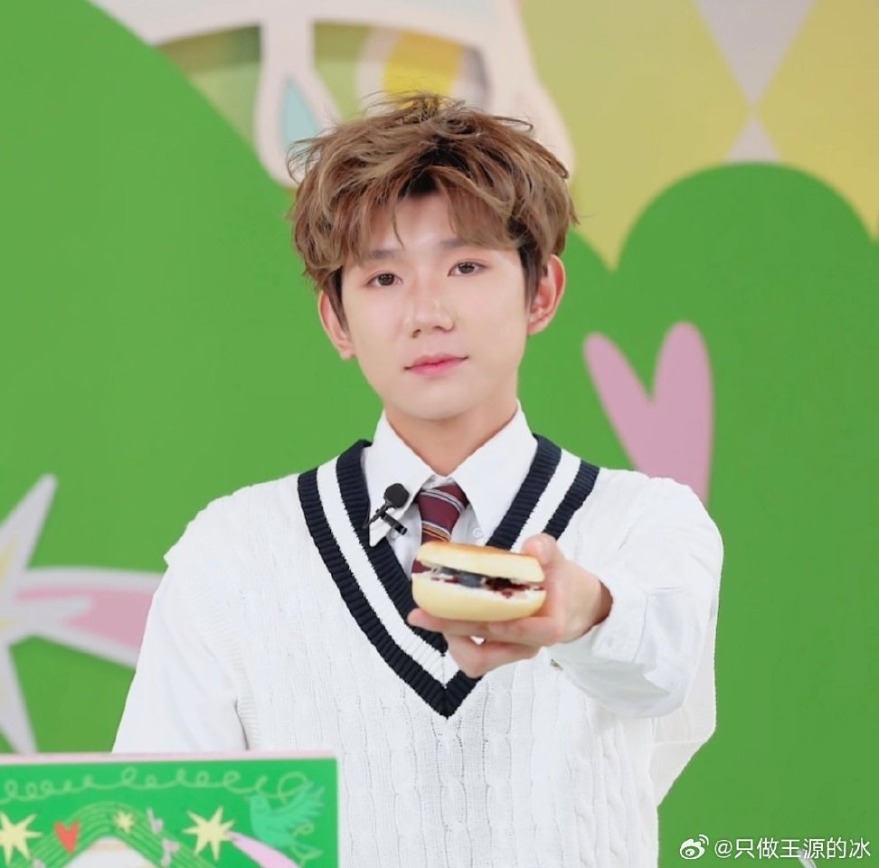王源王源SnackPaper直播王源给粉丝先吃 好萌呀小源，我看还有谁不知道今天