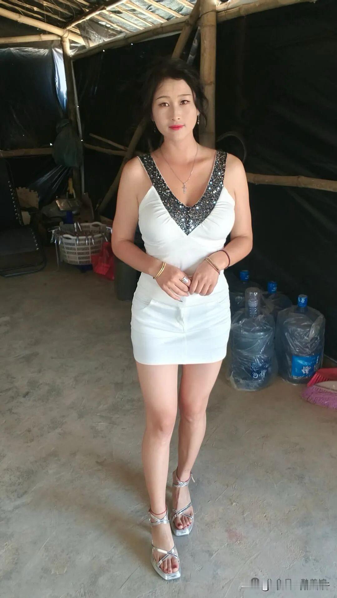 白裙缀满碎钻似的光，银鞋踩着随性的风，在粗粝背景里，也能漾出优雅的浪。
亮片与绸