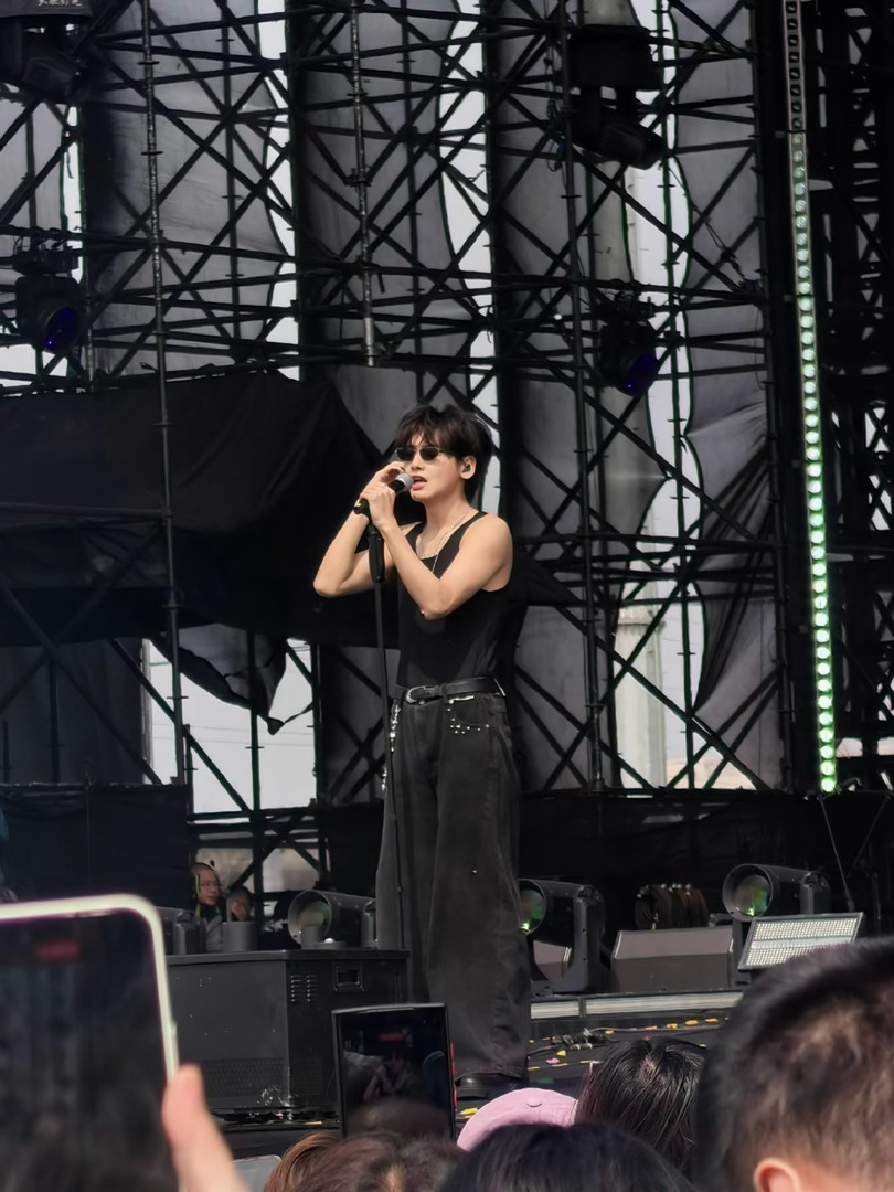 翟潇闻真脱了 翟潇闻音乐节玩嗨了哈哈哈哈，别人都还在穿外套的时候，我哥性情把外套