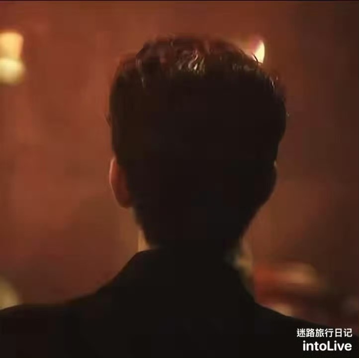 夏六一用眼神杀人何衍朝用声音救人他们是同一个人，这是最奇妙的地方。听《初恋》的时