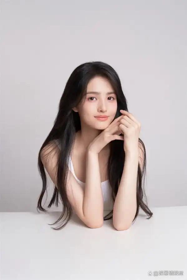 周星驰官宣新星女郎雪野！万名海选素人突围，时隔八年再捧新人不过网上舆论也分成两种