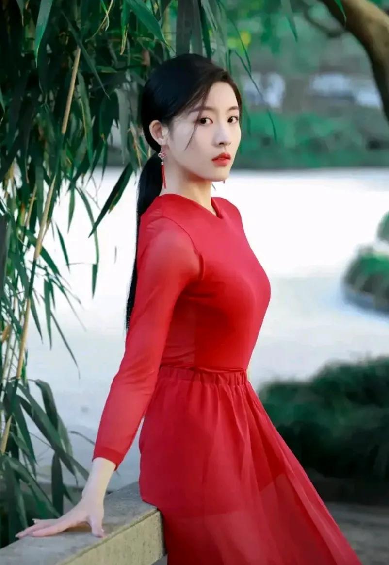 在那个青涩的年纪，林晓与苏阳在校园的转角相遇。林晓，一个温婉的女孩，眼中闪烁着对