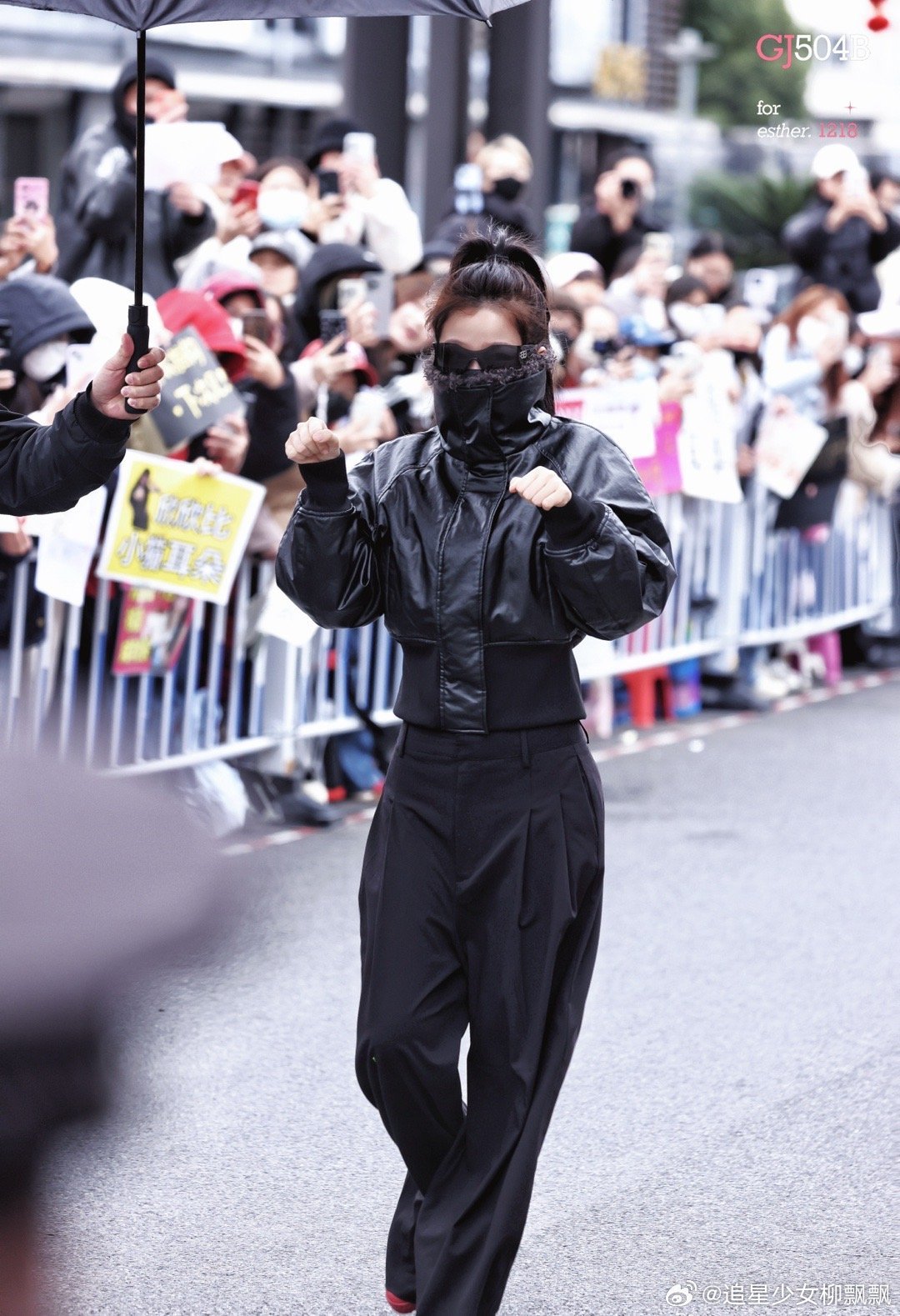 虞书欣云初令高马尾皮衣 虞书欣《云初令》上班路透🈶今天是高马尾+皮衣cool 