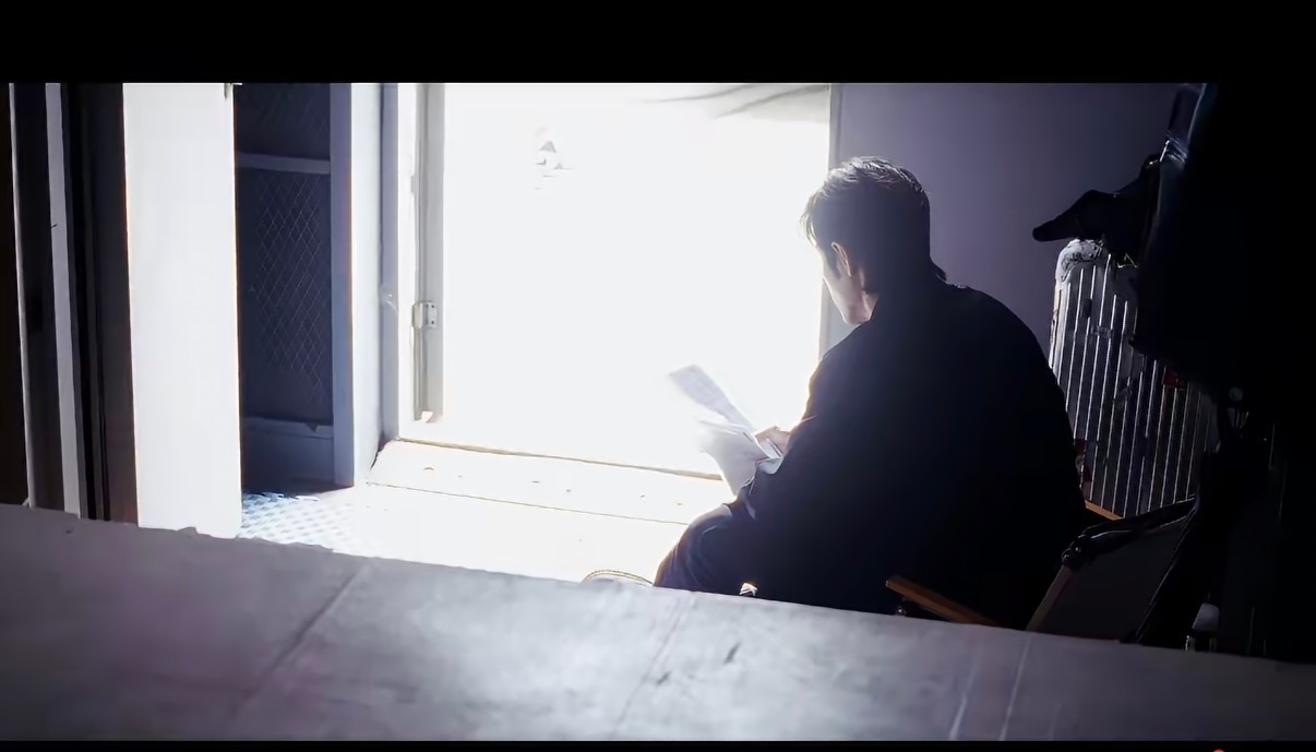 Vlog平淡得想不出什么宣传点，你就按认真对待每一场戏，工作狂魔形象，好歹想个肖