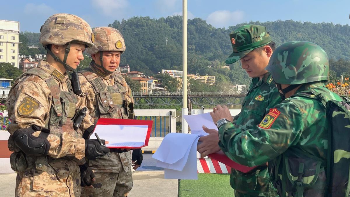 中国云南省蒙自市边防部队与越南老街省边防部队指挥部对2023年第四季度双边巡逻工