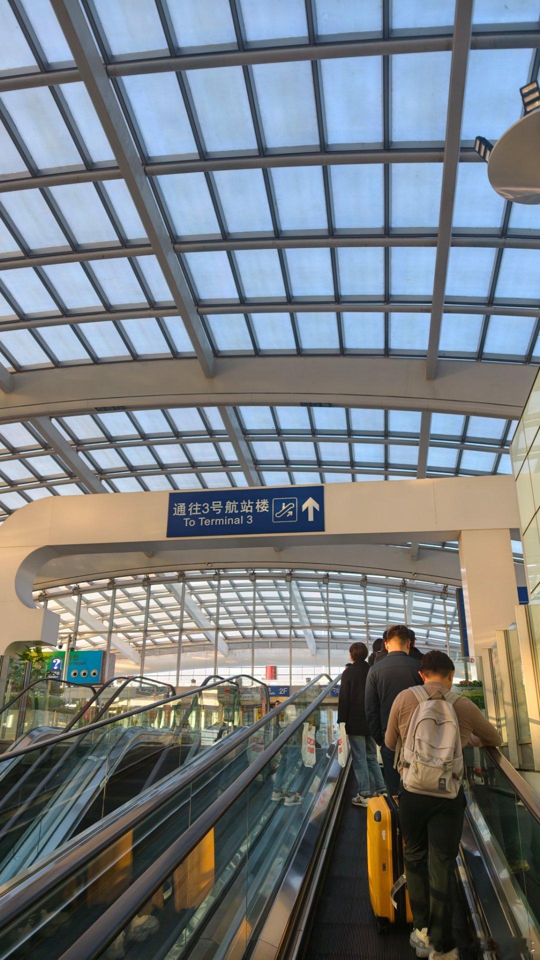 还有1小时起飞12个小时不能抽烟落地还得倒时差我有点后悔了