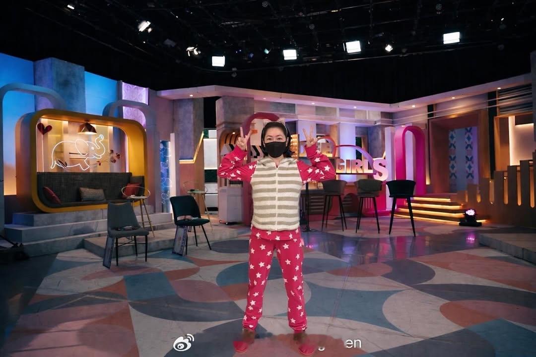 小S 休息多月后在ins发文晒开工照了，终于禧妃回宫！！！“这段时间，谢谢东森电