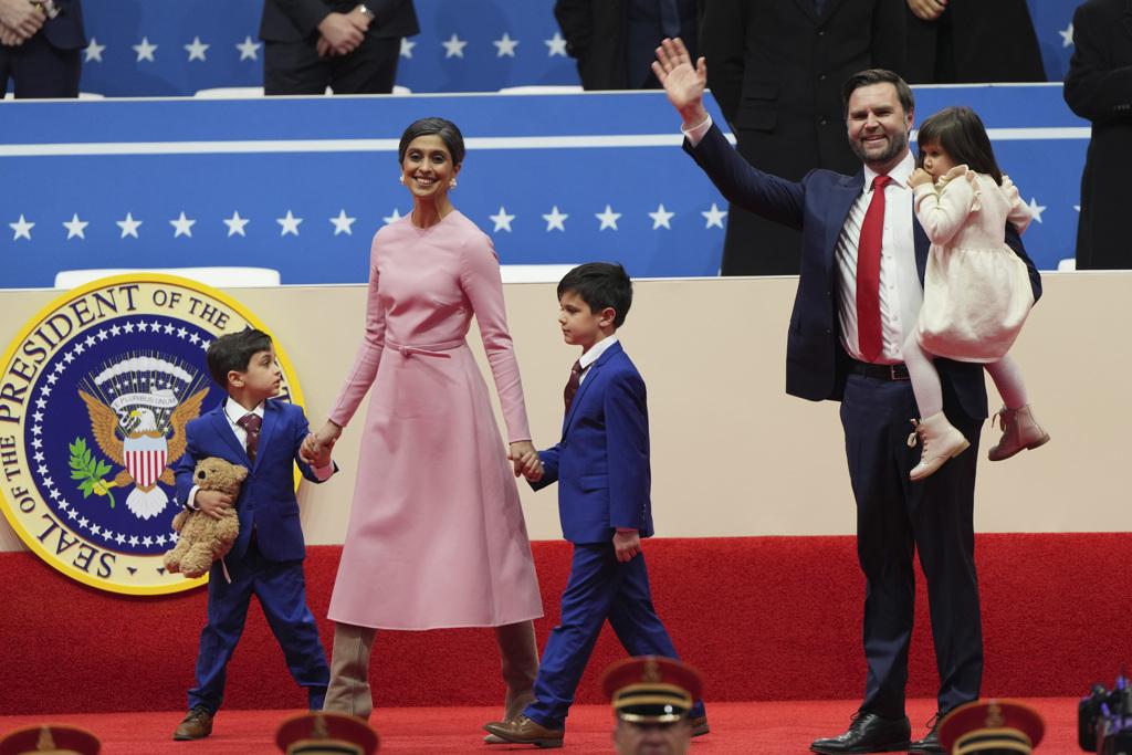 呼籲多生育 范斯以身作則 7月迎第4個孩子。
美国副总统万斯与妻子乌沙已育有三个