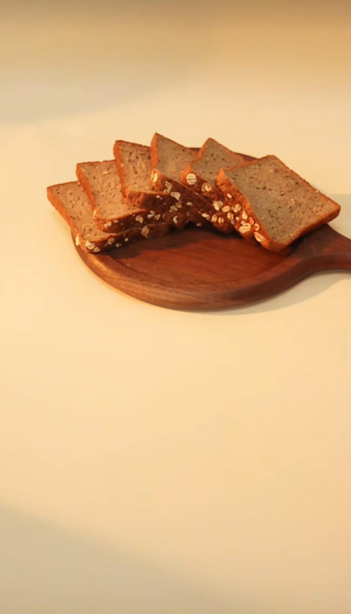 青稞吐司，跟早餐很配哦！
与辉同行定制，今早7:45直播间等你哦！