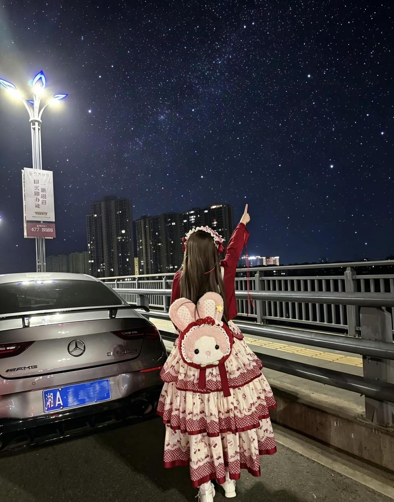 你對我來說是宇宙 但我對你來說是一顆星嗎