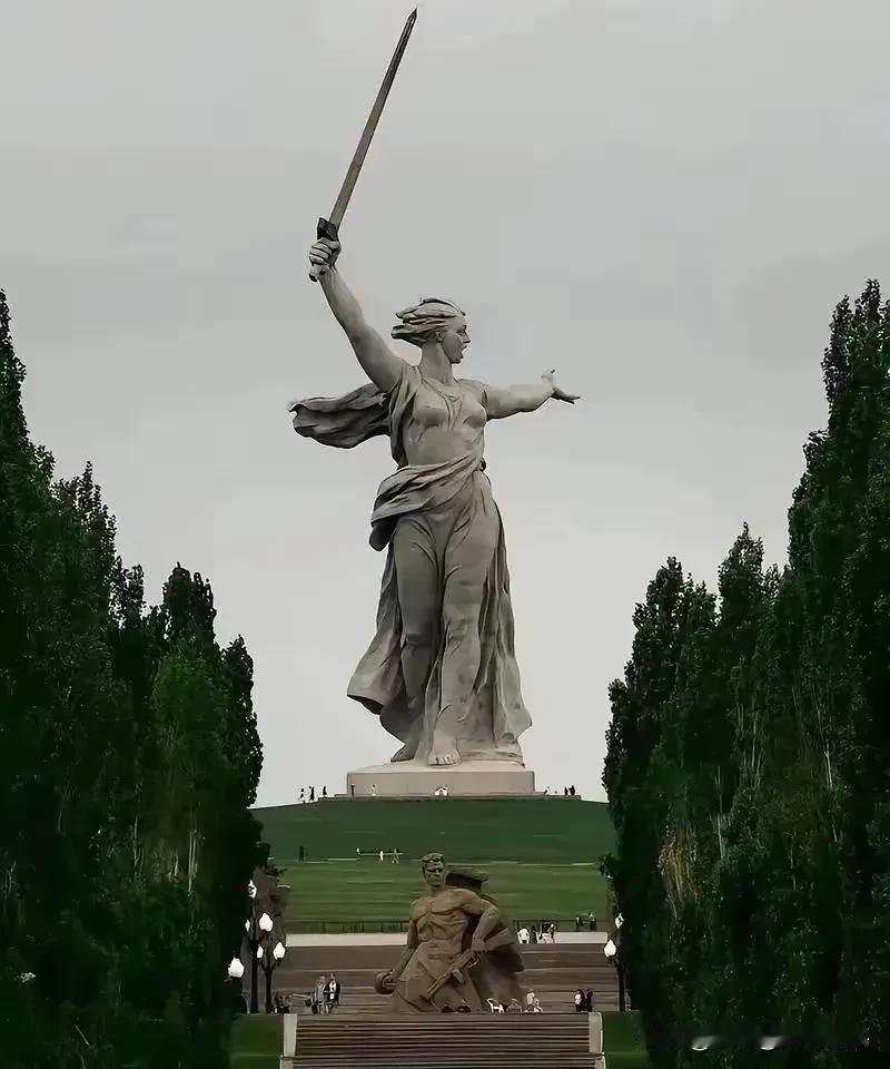 克宫宣布俄二座城市恢复前苏联名字纪念
 据俄罗斯胜利日纪念办公室4月18消息，克