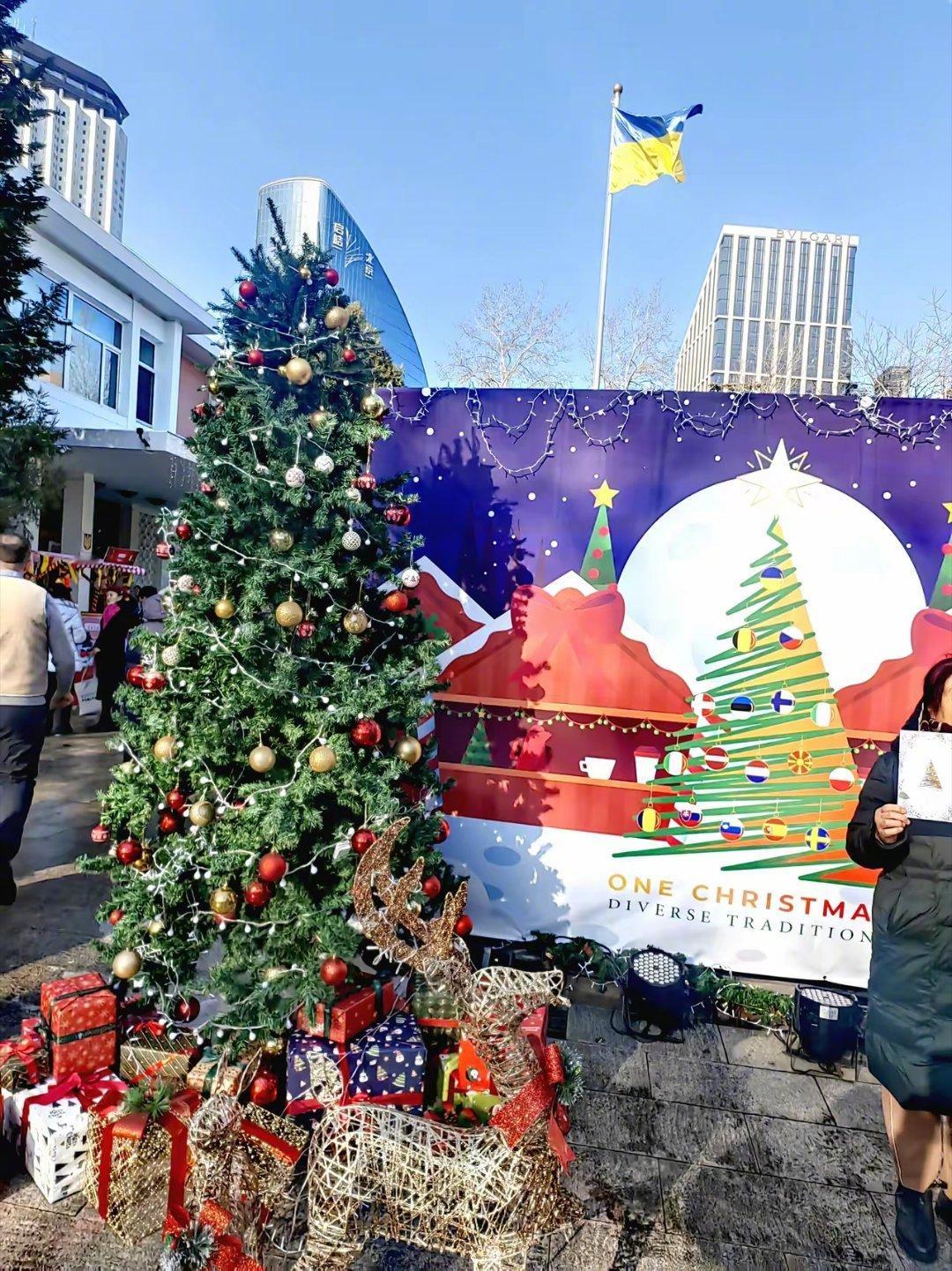 俄罗斯和乌克兰打得要死要活的，一点都不影响乌克兰大使馆提前庆祝圣诞节。 