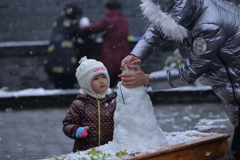 雪花飞舞的美丽
属于寒冷的冬天
夏天距离冬天
隔了一个层林尽染的秋天
我的梦
似