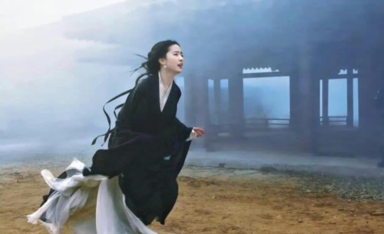 刘亦菲：奔跑之间，尽见古装风骨！
 
古装戏里的美感，不只停留于静态的回眸与静坐