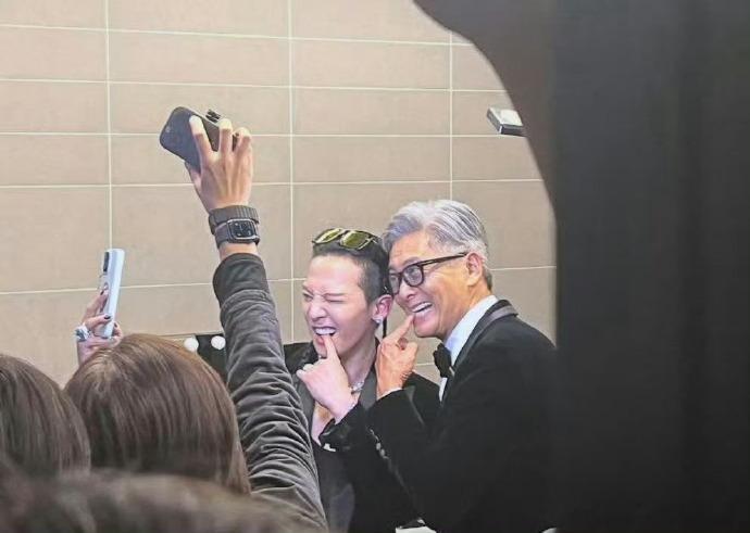 周润发权志龙合照周润发权志龙后台合影 顶流同框太吸睛！周润发与权志龙后台温馨合影