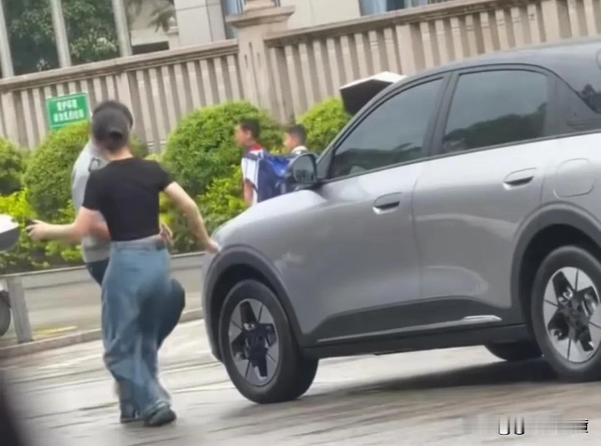 要我说他俩针尖对麦芒，都是不省油的灯，遭遇到一起就是死磕。
这个女人可能是霸道惯